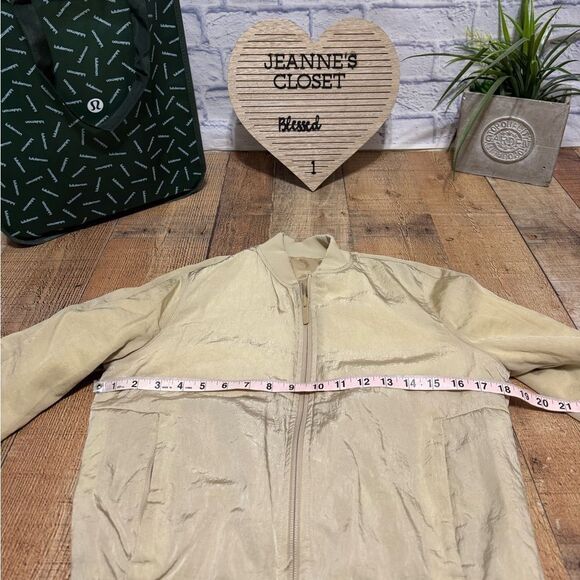 Lululemon Non-Stop Bomber *Reversible
Size 4 - Picture 15 of 16